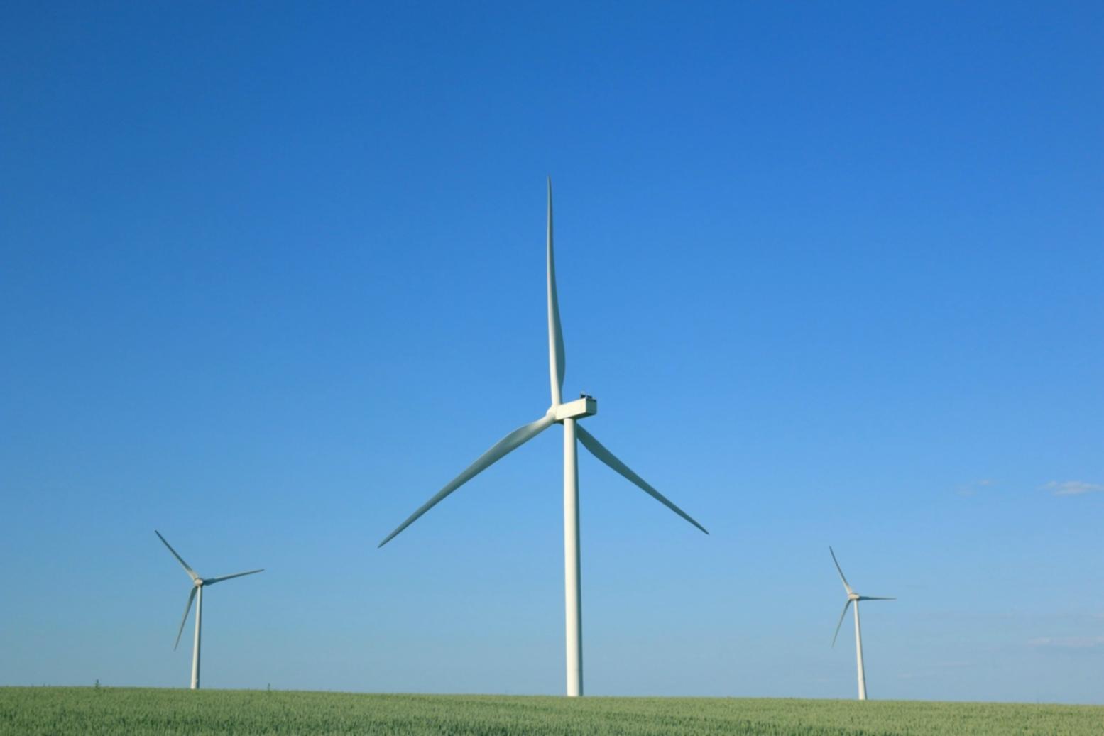 Dozent erklärt Energieversorgungskonzepte in einer Online-Sitzung